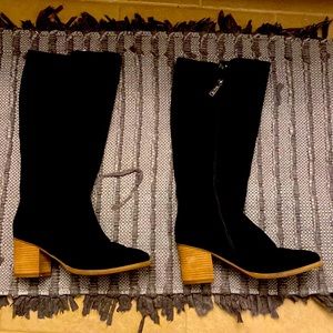 Brand new never worn blondo boots in black suede. Size 8